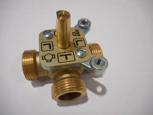 Umschaltventil aus Metall mit T-Form, drei Anschlüssen. Kompatibel mit Remeha-Systemen. Grafische Symbole zur Steuerung der Strömungsrichtung sichtbar.